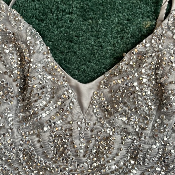 Bee Darlin V neck Spaghetti strap Maxi Prom dress with a slit and pockets - Picture 8 of 8